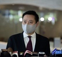 ما سبب استقالة وزير في حكومة هونغ كونع؟