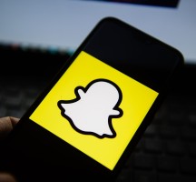 Snapchat يضيف ميزة الوضع الداكن لمستخدمي نظام IOS