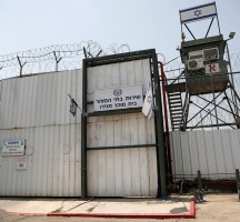16 معتقلا فلسطينيا مضربين عن الطعام في السجون الفلسطينية