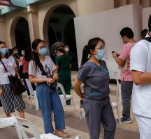 الفلبين ...شائعات تسببت في حشود كبيرة عند مراكز التطعيم
