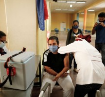 الرئيس الفنزويلي: تلقى وزير الصحة دفعة جديدة من لقاح سبوتنيك الروسي