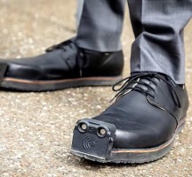 حذاء ذكي يساعد المكفوفين في تجنّب العقبات