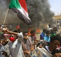 الشرطة السودانية تطلق الغاز لتفريق المتظاهرين