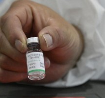 ما الفئة العمرية للتسجيل الطارئ للقاح في الإمارات؟