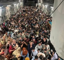 تكدس مئات الأفغان المذعورين في طائرة شحن أمريكية