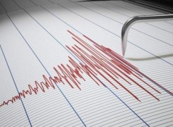 عدد السلوكيات التي ينبغي اتباعها في المدرسة في أثناء حدوث الزلزال