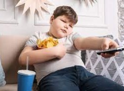 6 أطعمة تسبب السمنة عند الأطفال.. منها عصير الفاكهة