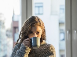 خبراء يكشفون عن أفضل أنواع التوابل لإضافتها إلى قهوة الصباح لتخفيف انتفاخ البطن