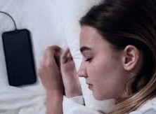 تحذير عالمي: لا تشحن هاتفك بجانب سريرك بعد اليوم!