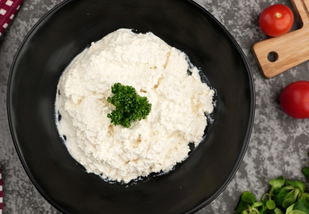 يصنع الجبن القريش من