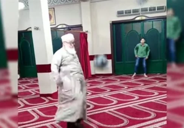 لعب الكرة في المسجد