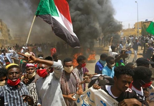 من يؤجج الحرب في السودان