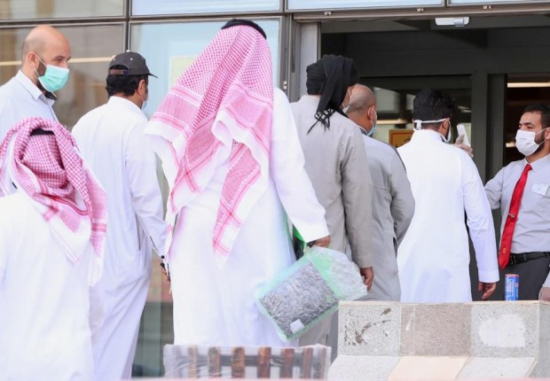 مواطنون سعوديون زوروا بيانات كورونا على توكلنا وعقوبات مشددة بانتظارهم