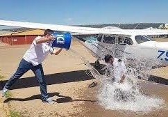 لماذا يرشون الطيار بالماء