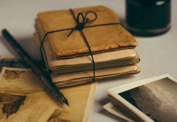 ما أهم ما يكتبه كاتب الرسالة في الافتتاح؟