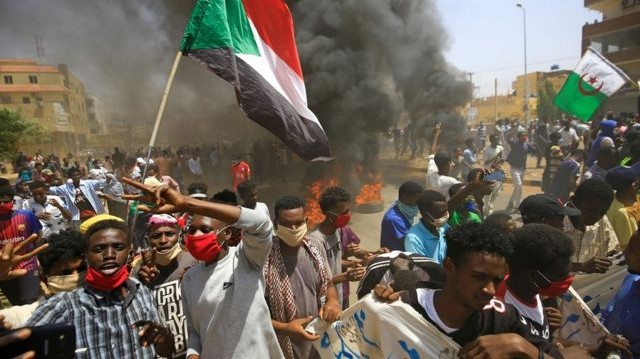 من يؤجج الحرب في السودان