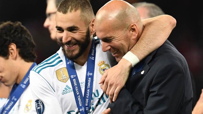 مهاجم نادي ريال مدريد الفرنسي كريم بنزيما ومدربه الفني زين الدين زيدان - أرشيفية