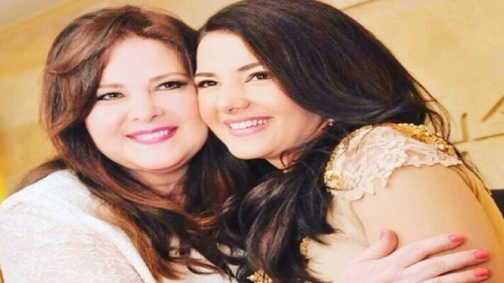 الفنانة دلال عبد العزيز وابنتها