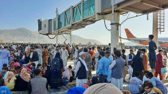 احتشاد الأفغان في مطار كابل