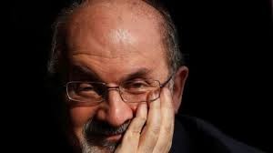 لحظة طعن الكاتب سلمان رشدي في نيويورك
