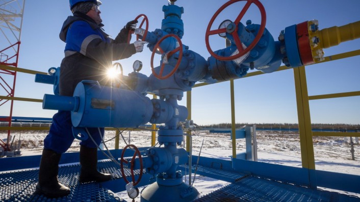 أوروبا تسارع لشراء الغاز الروسي المسال