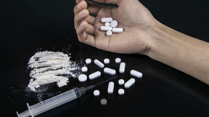 كيف يتضح دور الإعلام في توعية المجتمع بأضرار المخدرات ؟